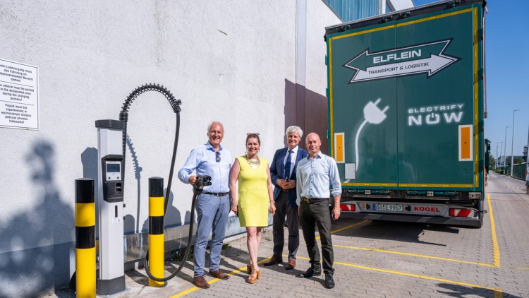 (from left): Wolrad Claudy (CEO enerlog), Denise Schuster (founder/managing director of Park your Truck), Klaus-Peter Potthast (Bavarian Ministry of Economic Affairs) and René Stahl (managing director of Park Your Truck)