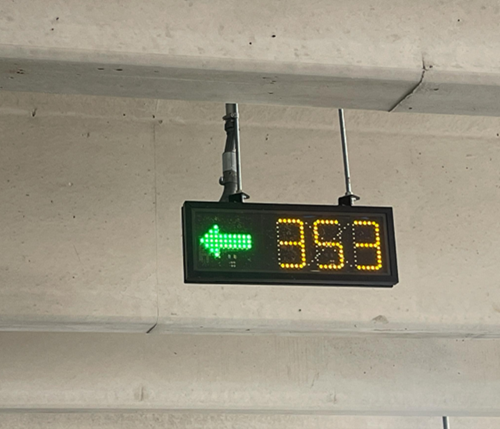 Visual board guide to free parking spaces