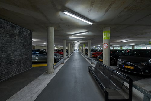 Feel the difference! The 1:1 refurbishment with Aragon Fit makes a visible difference. Attractive: The indirect light component provides a slight brightening of the ceiling. Brighter Lighting in Garage